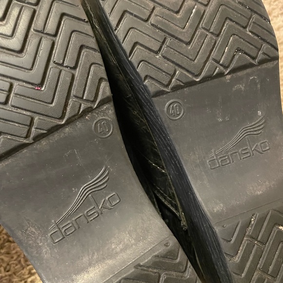 Size 40 Dansko hand tooled clogs. Black - Picture 5 of 5